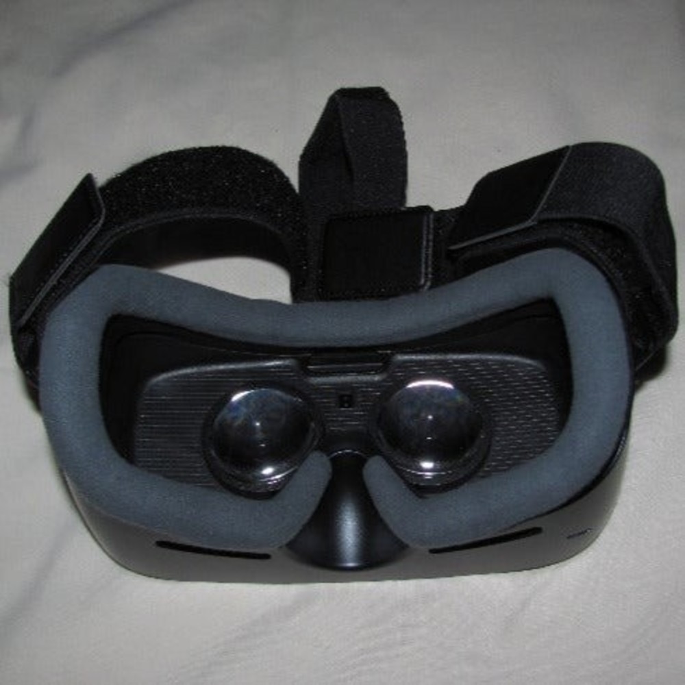 Oculus Samsung Gear VR Headset With Controller & Accessories - Picture 4 of 12